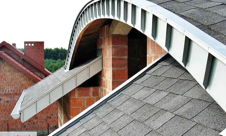 Jak obrobić komin blachą, aby uniknąć przecieków i trwałość