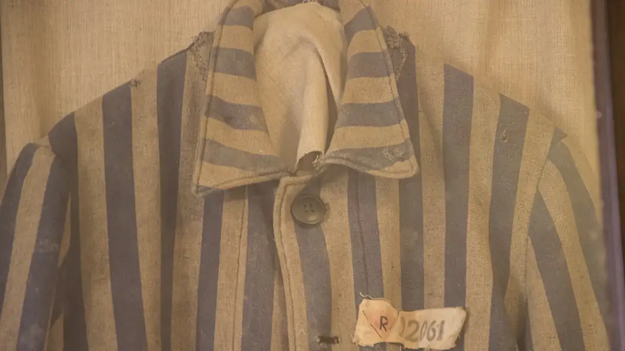 Tabu miesiączki w Auschwitz: Jak kobiety walczyły o godność?