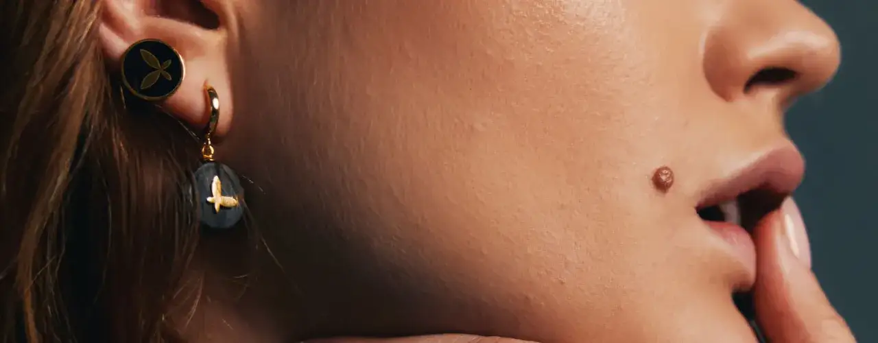 Naszyjnik skrzydła co oznacza? Odkryj jego głębokie znaczenie emocjonalne