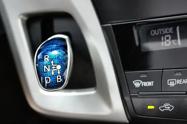 Jak prawidłowo używać trybu B w Toyocie? Korzyści, zasady i praktyczne porady