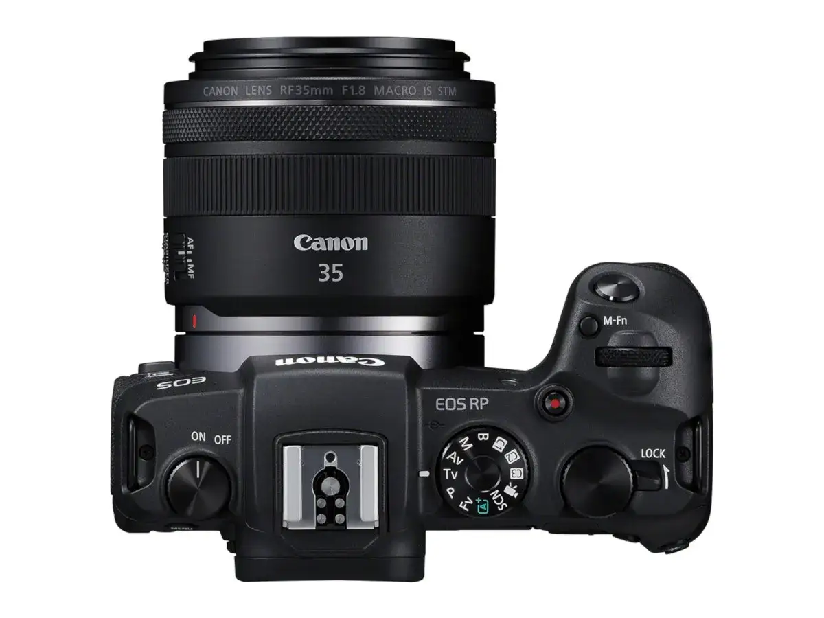 Czarny aparat Canon EOS RP z obiektywem 35mm F1.8. Idealny do testów i kreatywnych ujęć.
