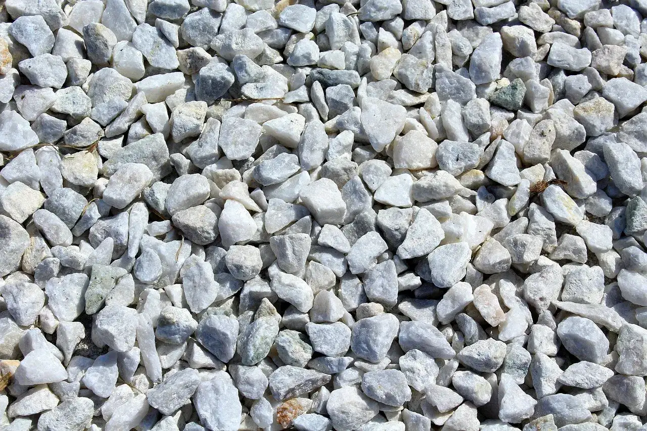 Białe, nieregularne kamienie, idealne na podjazd. Zastanawiasz się, ile kosztuje tona kruszywa betonowego?