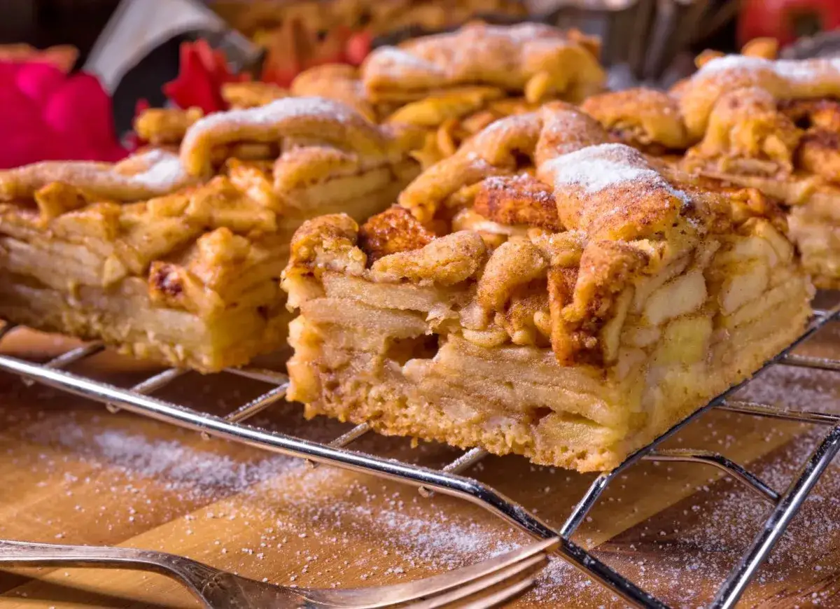 Pyszna szarlotka na ruszcie, posypana cukrem pudrem. Idealna do przechowywania, by cieszyć się nią dłużej.