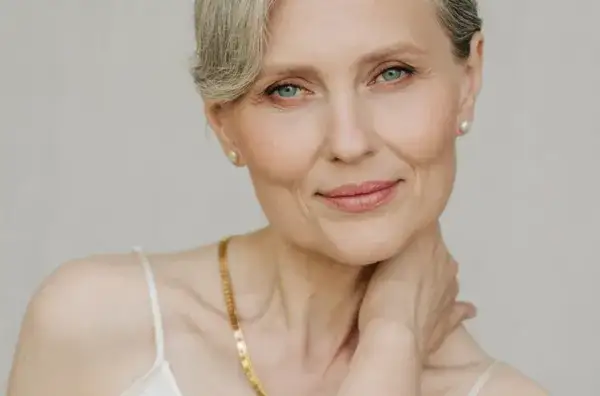 Odmładzanie twarzy po 60: Klucz do promiennej cery w dojrzałym wieku