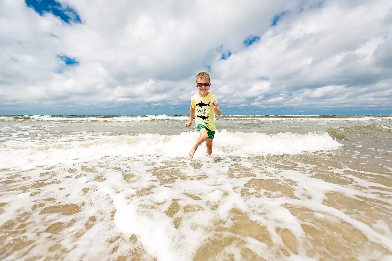 Zdjęcia nad morzem: Jak pozować naturalnie i wyglądać pięknie?