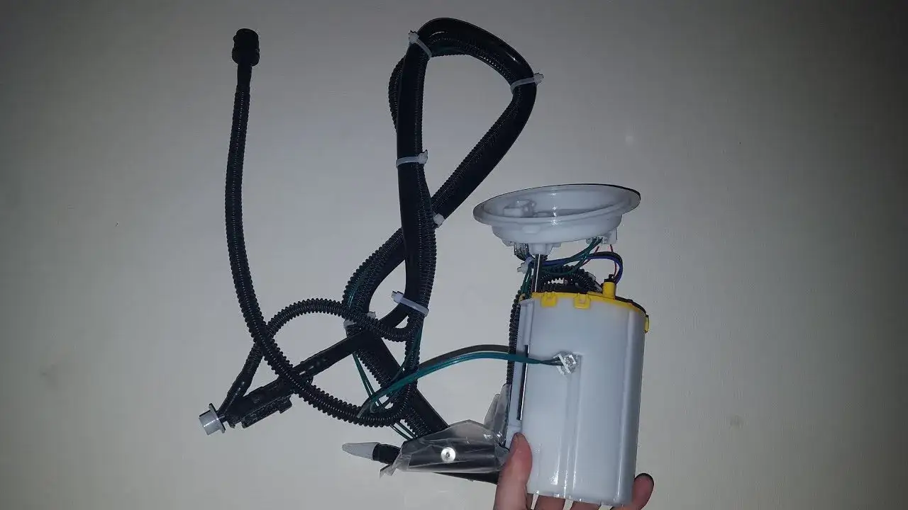 Gdzie jest sterownik pompy paliwa w BMW E60? Oto kluczowe informacje