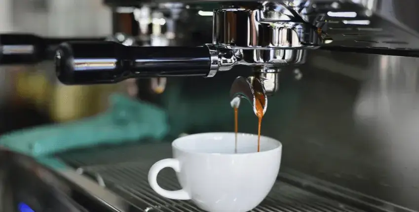 Jak odkamienić ekspres do kawy kwaskiem cytrynowym w prosty sposób