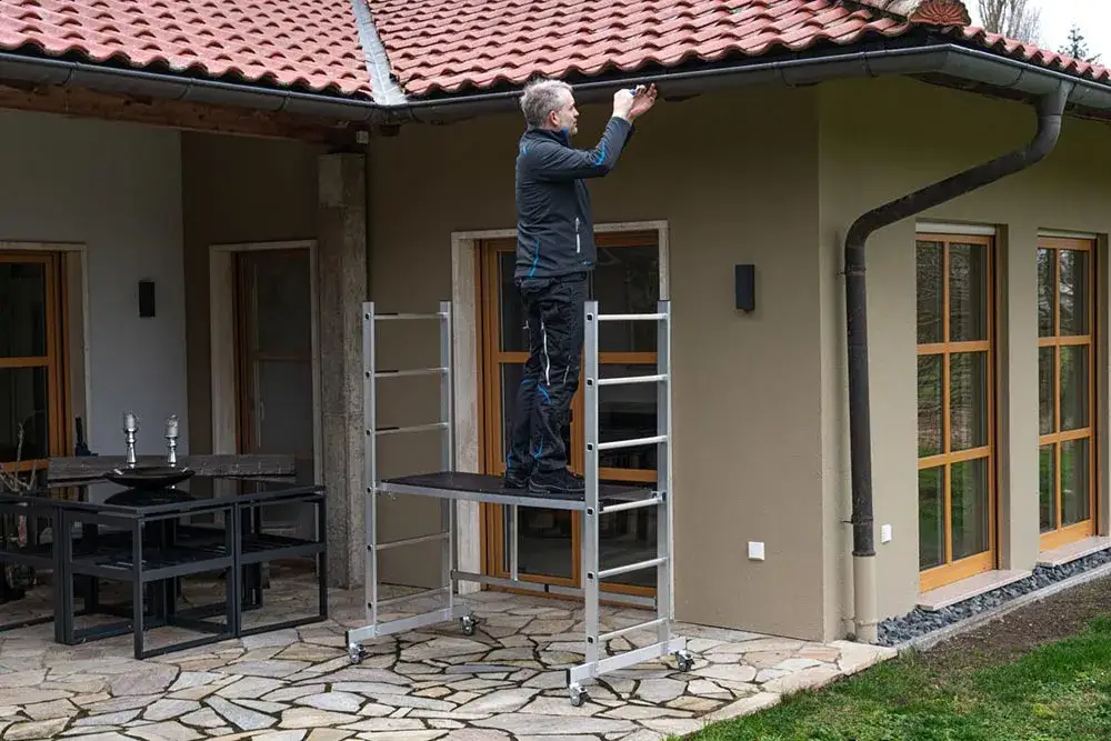 Odgromienie rusztowania - jak uniknąć niebezpieczeństw na budowie