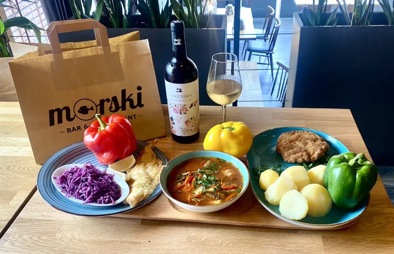 Pyszny obiad z baru morskiego Jastrzębia Góra: ryba, zupa, ziemniaki, surówka i papryka. Do tego butelka białego wina.