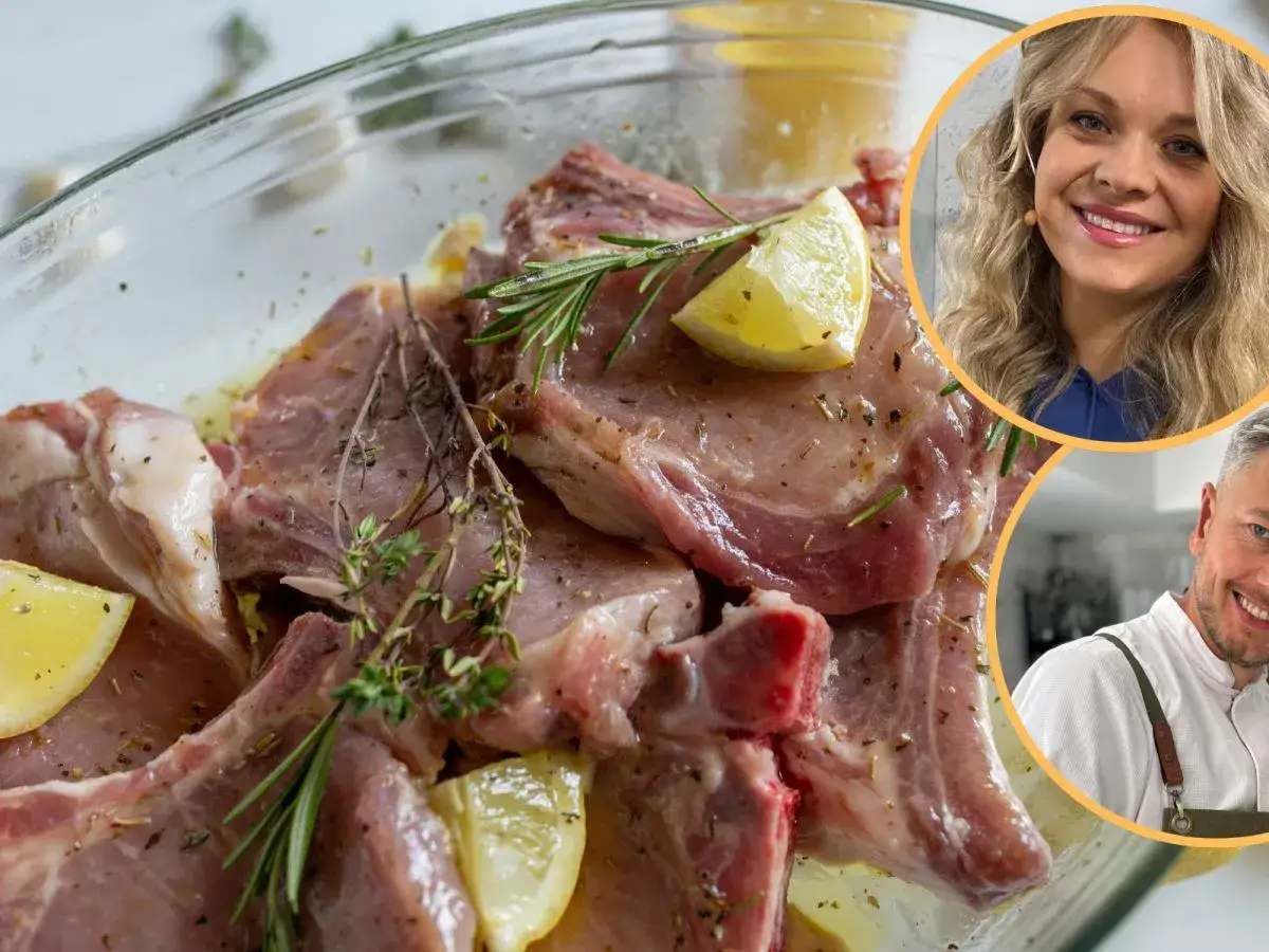 Jak zrobić dobre mięso na obiad? Soczyste kotlety wieprzowe marynowane z cytryną i ziołami, gotowe do pieczenia.