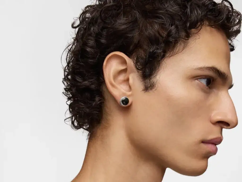 Co oznacza kolczyk w uchu u mężczyzny? Zaskakujące znaczenia i symbole