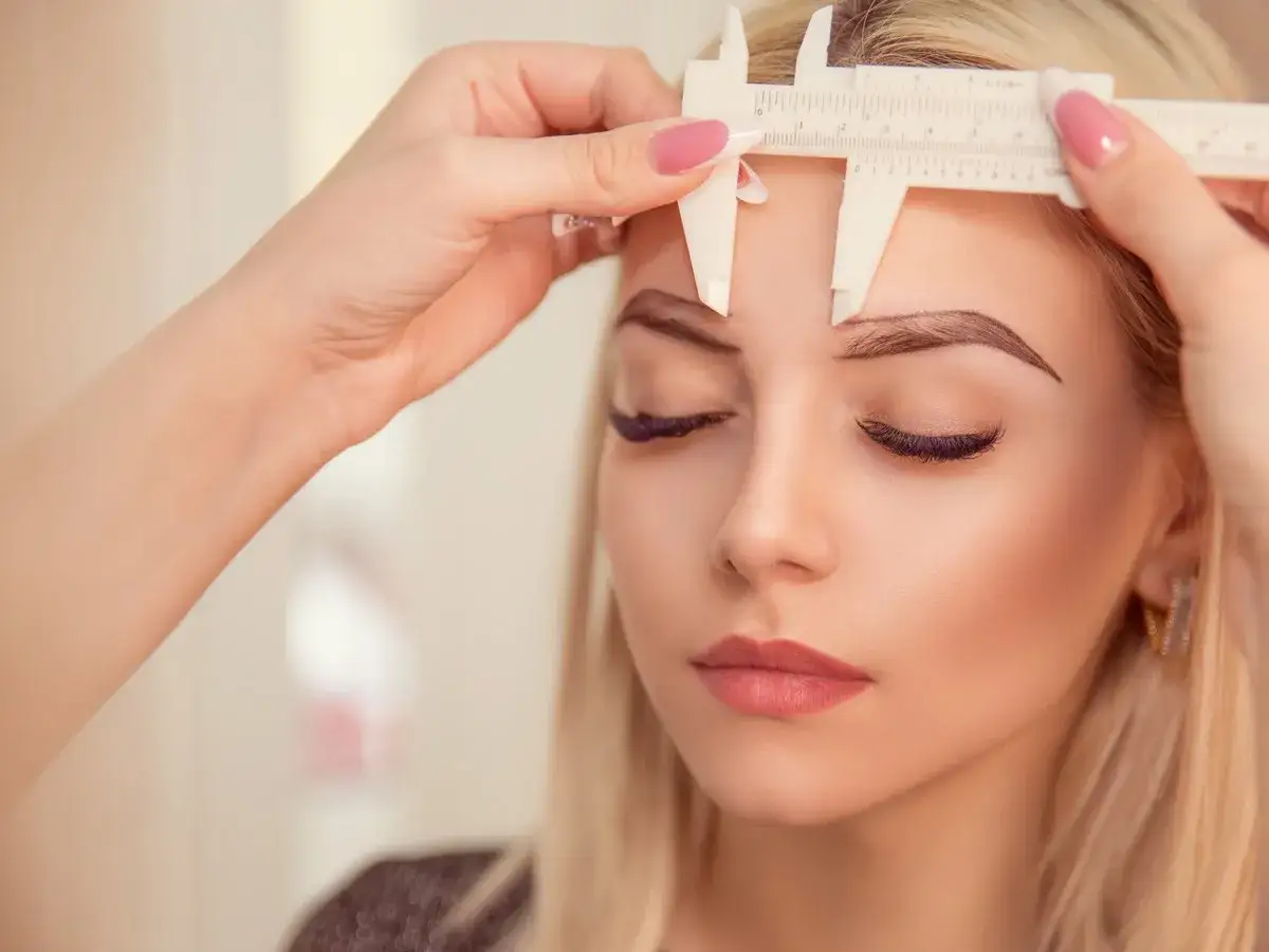 Henna pudrowa: Ile trwa zabieg? Minuta po minucie i trwałość