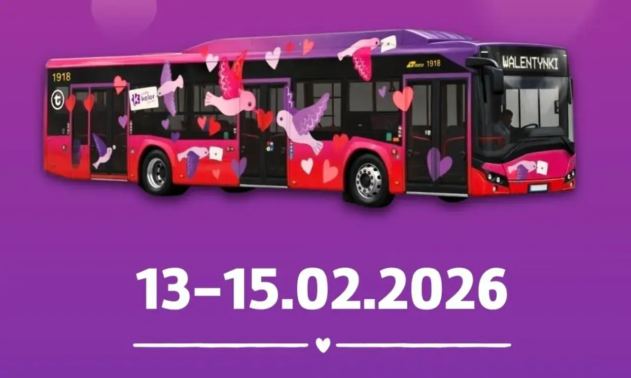 Autobus z motywem walentynkowym, ozdobiony sercami i gołębiami, z datą 13-15.02.2026.