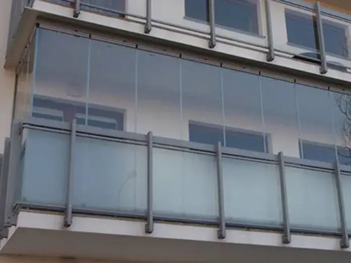 Jak umyć zabudowę balkonu, aby uniknąć uszkodzeń i smug?