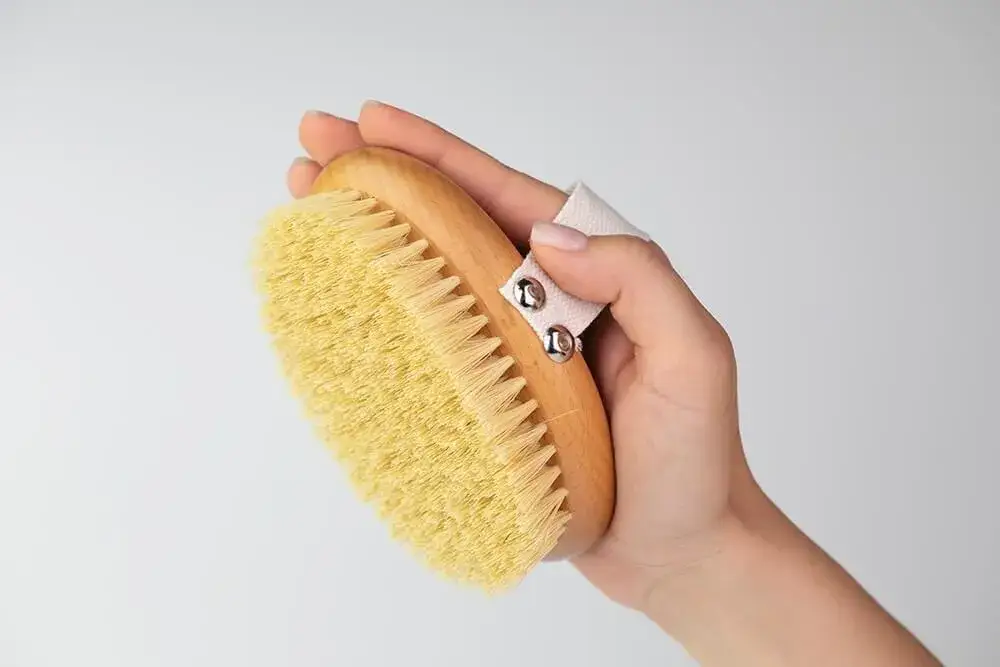 Jak używać szczotki do cellulitu, aby skutecznie zmniejszyć jego widoczność