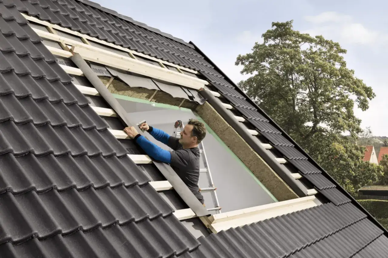 Jak zamontować okno dachowe w dachu z blachy bez błędów i problemów