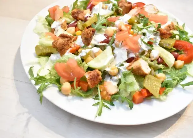 Najlepsze sosy do sałatki z kurczakiem, które zachwycą Twoje podniebienie