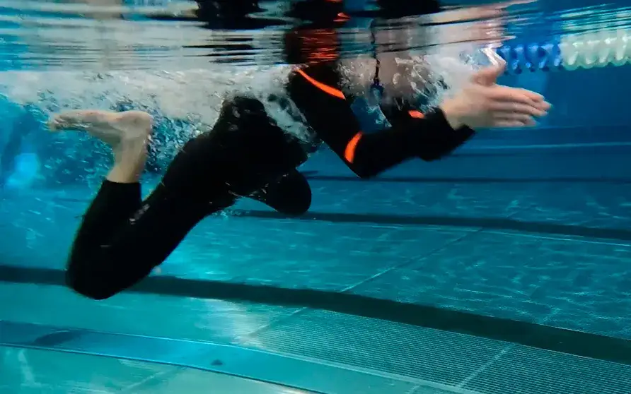 Jak pływać żabką żeby się nie męczyć: sekrety efektywnego stylu