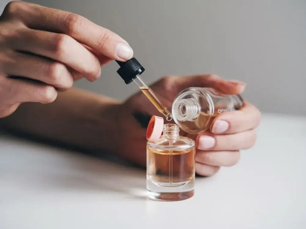 Jak odlać perfumy: bezpieczne metody transferu bez strat