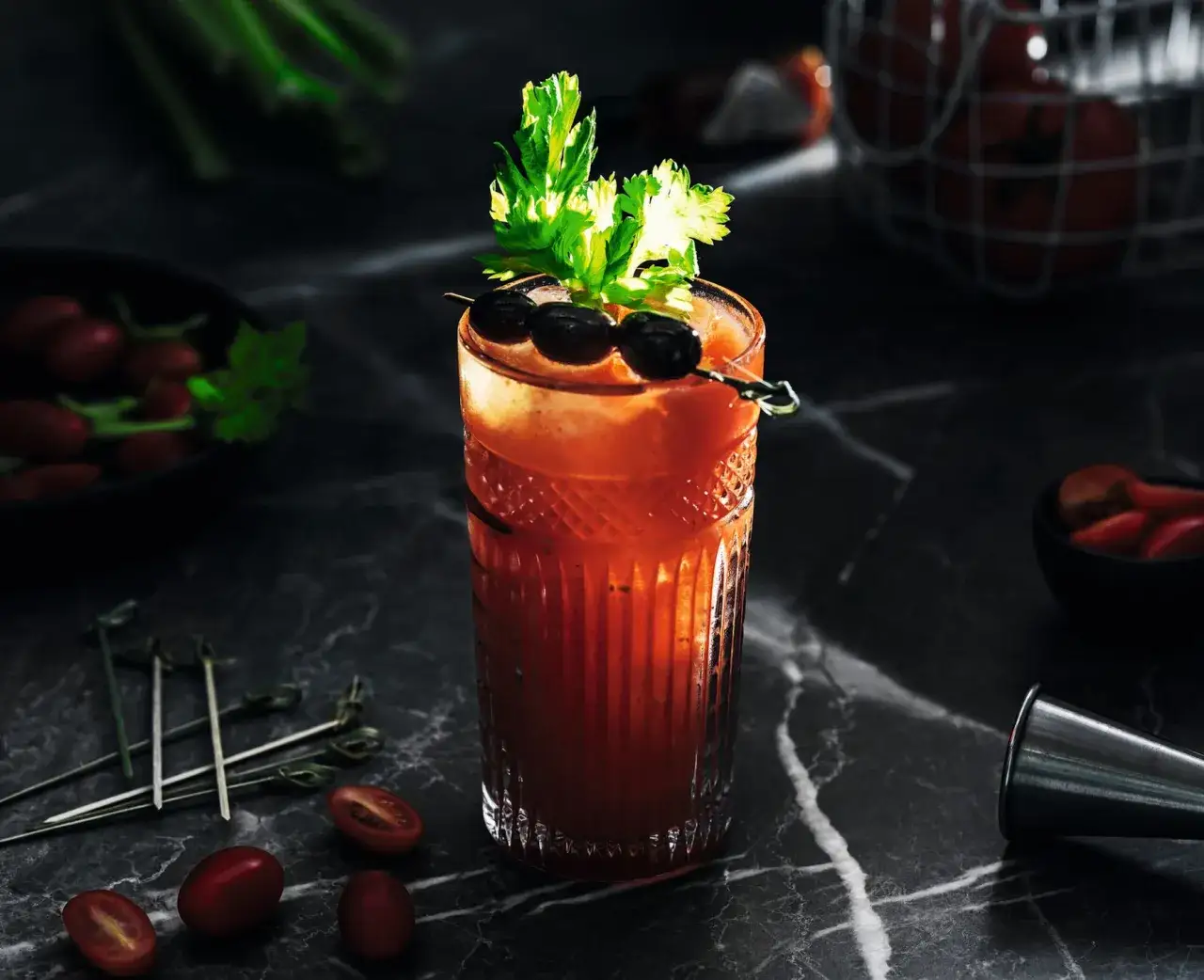 Najlepszy przepis na drink z sokiem pomidorowym, który zaskoczy gości