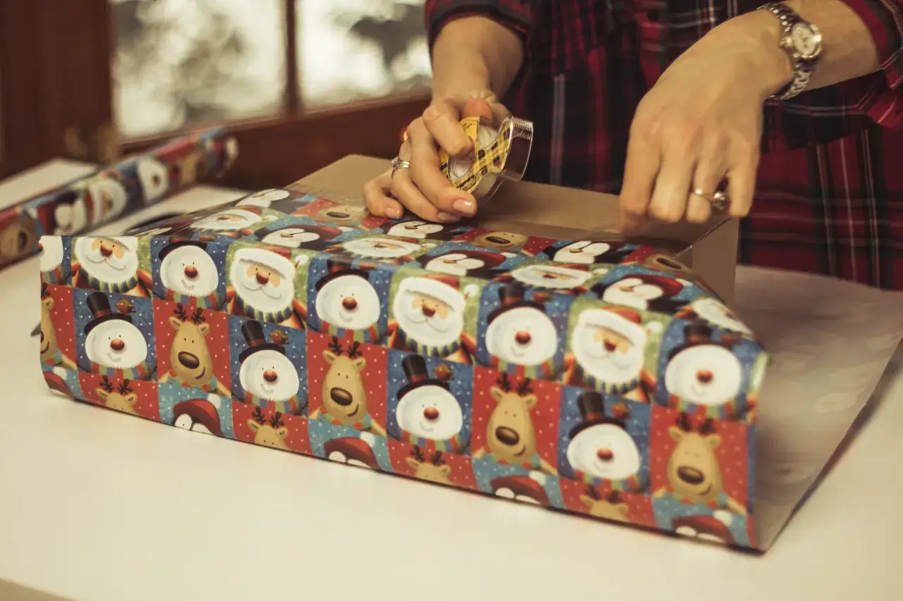 Jak zapakować bardzo duży prezent w papier, aby wyglądał pięknie