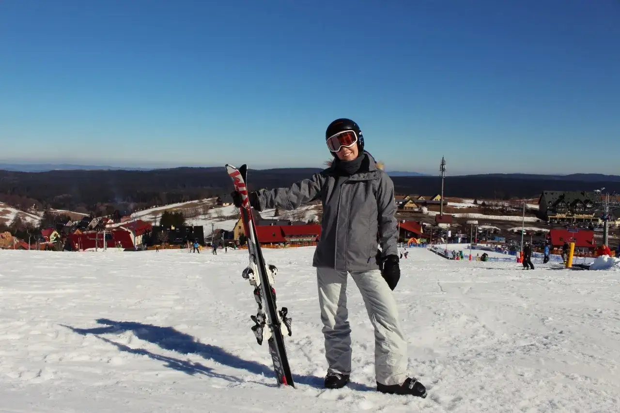Strój na narty: jak się ubrać, by nie zmarznąć i nie przepłacić?
