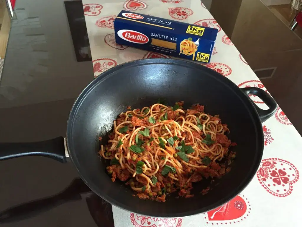 Szybkie spaghetti al tonno: prosty przepis na pyszny obiad w 30 minut