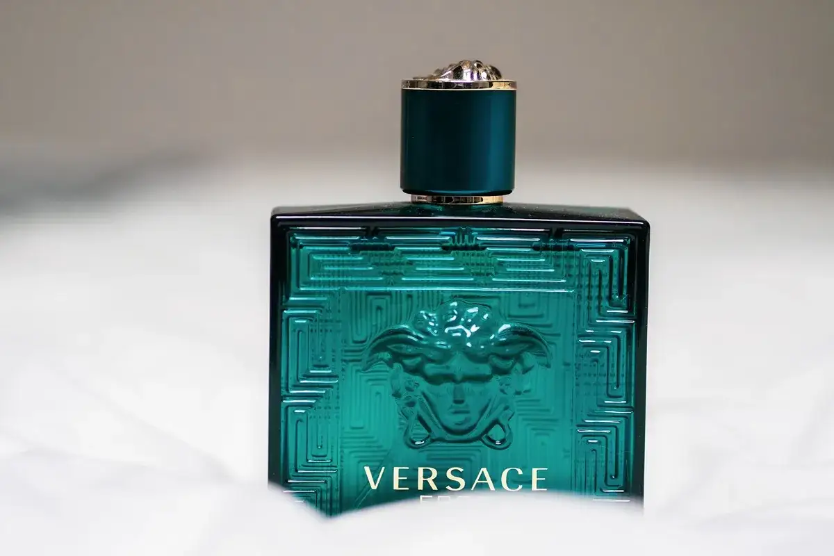 Zielona butelka perfum Versace Eros z Meduzą. Jak rozpoznać oryginał? Detale zdobień i logo są kluczowe.