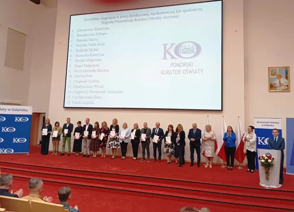 Ile wynosi nagroda kuratora oświaty? Odkryj jej wartość i zasady