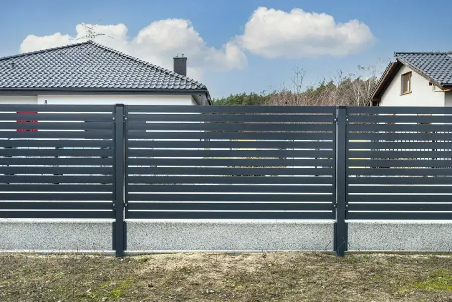 Ile kosztuje montaż ogrodzenia panelowego? Sprawdź, co wpływa na cenę