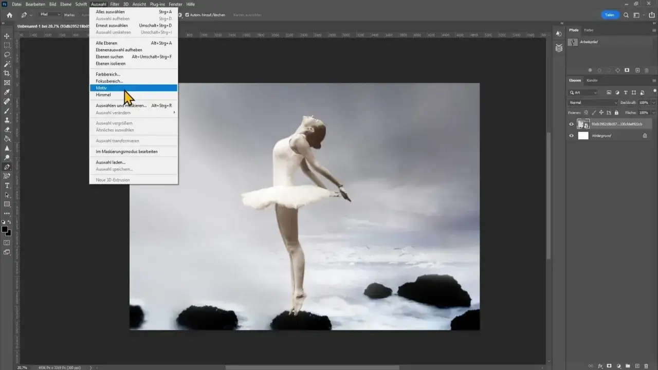 Baletnica na skałach, menu "Wybór" otwarte, opcja "Motyw" podświetlona. Tak jak wyprostować zdjęcie w Photoshopie.