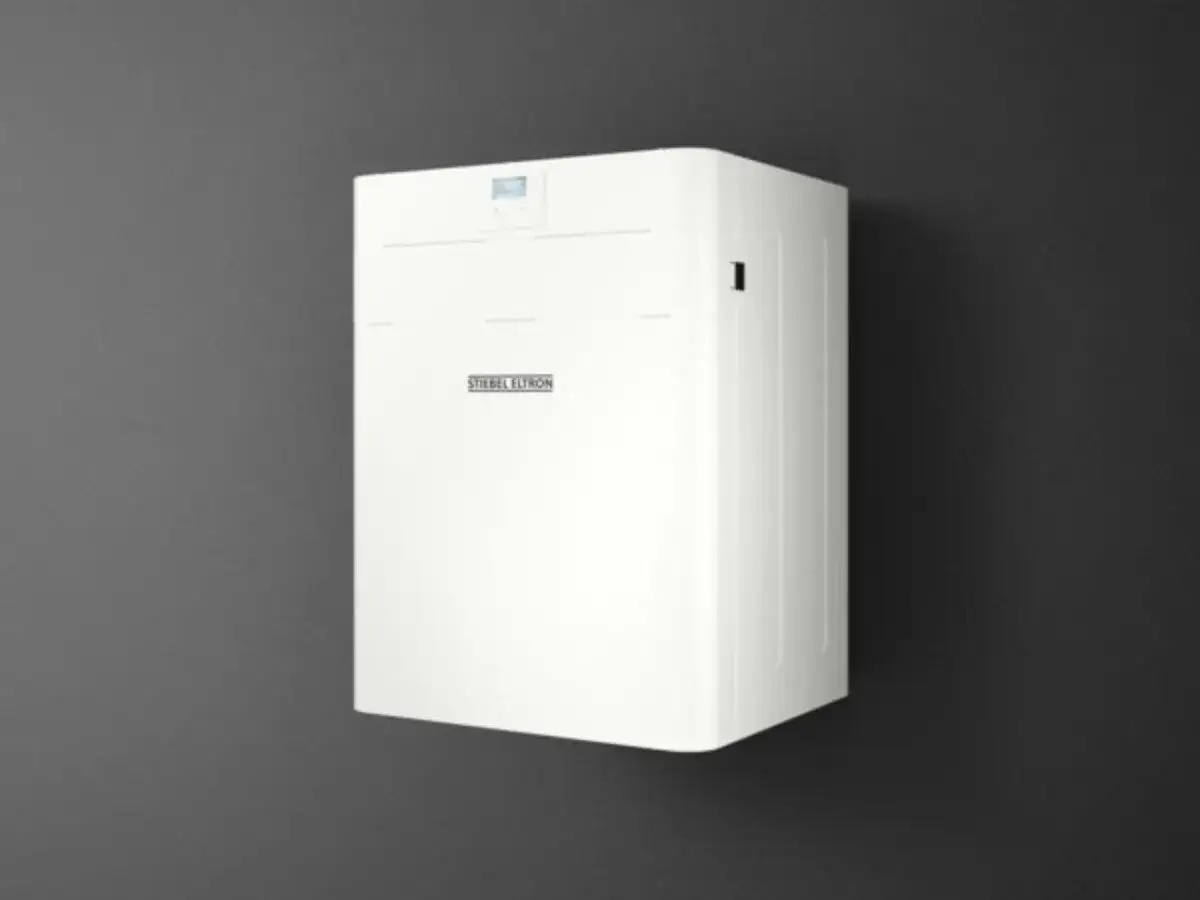 Biały, nowoczesny stiebel eltron rekuperator zamontowany na ciemnej ścianie. Urządzenie z dyskretnym wyświetlaczem i logo producenta.