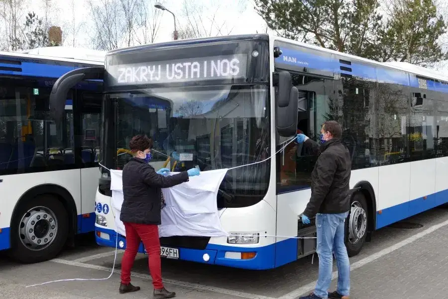 Czy kierowcy autobusów muszą jeździć w maseczkach? Oto, co musisz wiedzieć