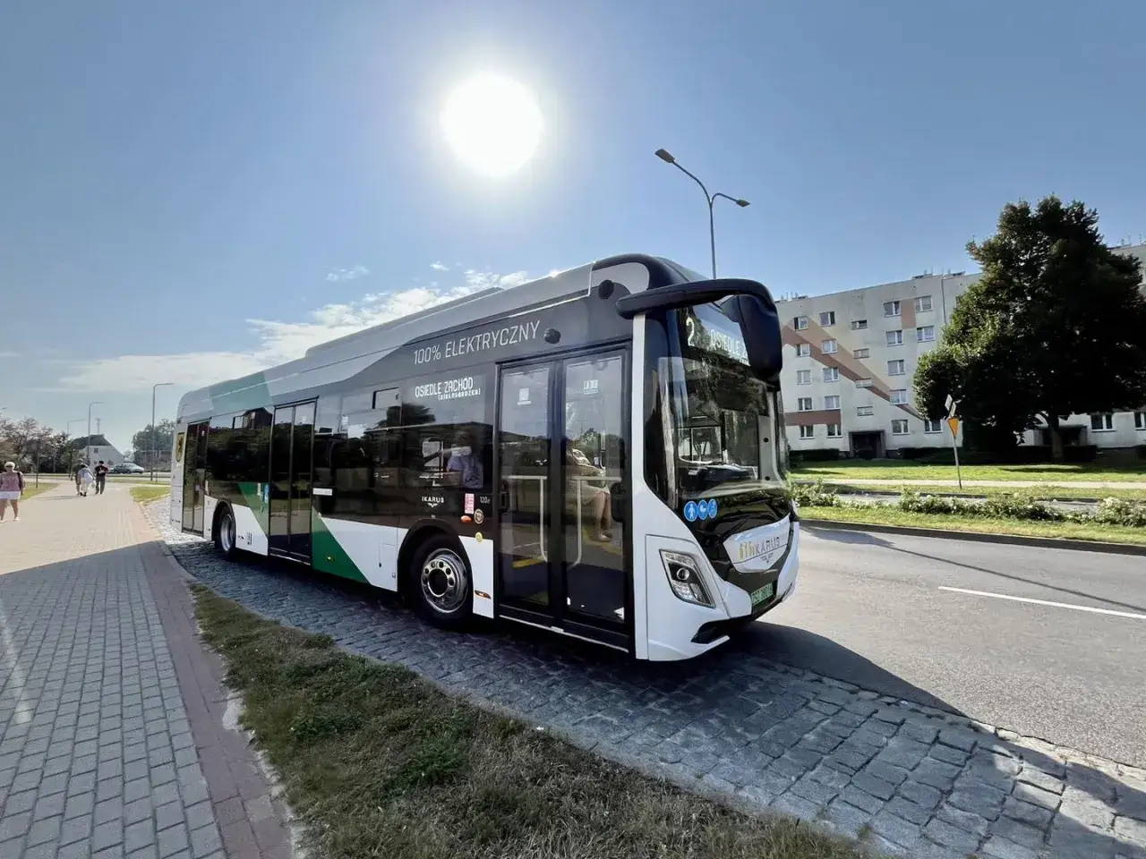 Elektryczny autobus MKS Szczecinek na linii 2 Osiedle Zachód. Nowoczesny pojazd czeka na pasażerów.
