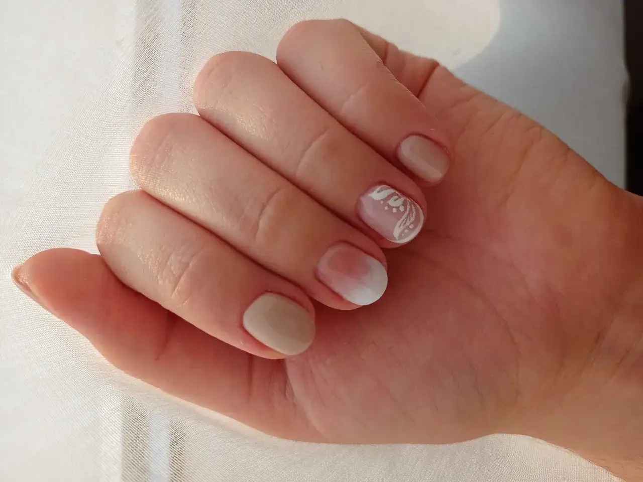 Jaki manicure wybrać, aby uniknąć zniszczenia paznokci i wyglądać pięknie?