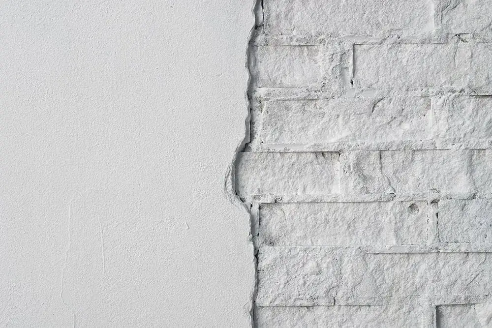 Tynk czy płyty gipsowe: co wybrać, aby uniknąć kosztownych błędów?