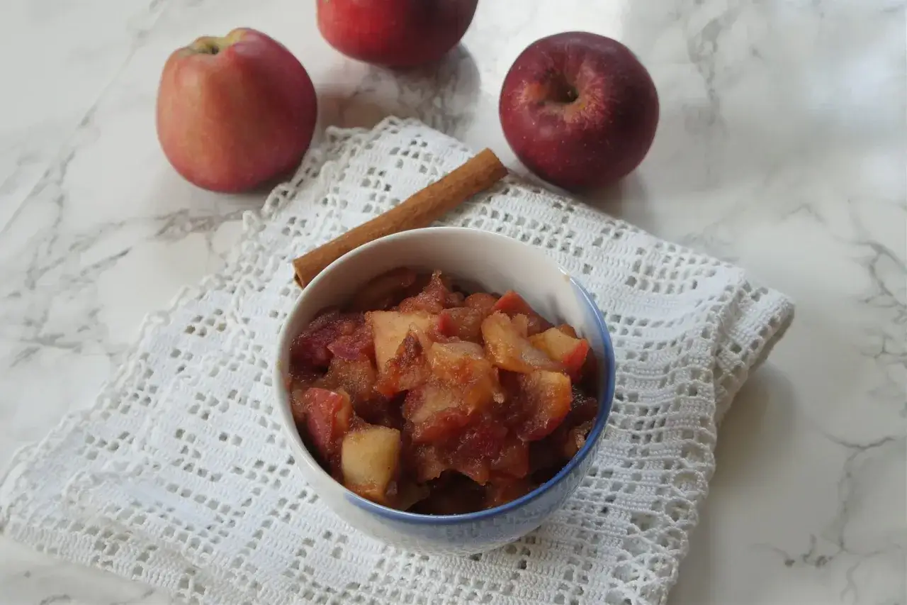 Gotowe jabłka do szarlotki, usmażone z cynamonem. Idealne do ciasta, gdy chcesz wiedzieć, jak smażyć jabłka na szarlotkę.