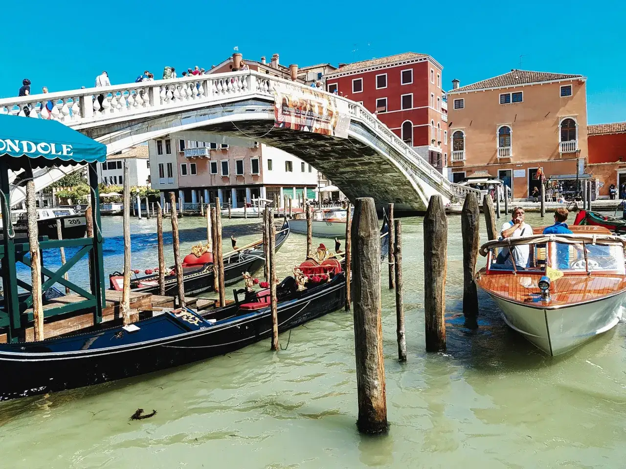 Gondole i łodzie wodne czekają na turystów. Szukasz miejsca, gdzie zjeść w Wenecji? Rozejrzyj się po urokliwych uliczkach i nad kanałami.