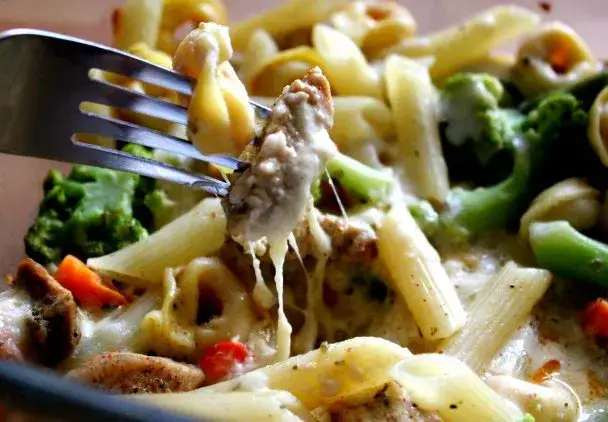 Szybka zapiekanka z tortellini i kurczakiem, która zachwyci rodzinę