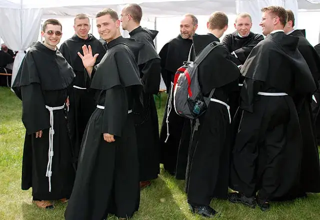 Czemu habity zakonne męskie fascynują? Historia, która zaskakuje