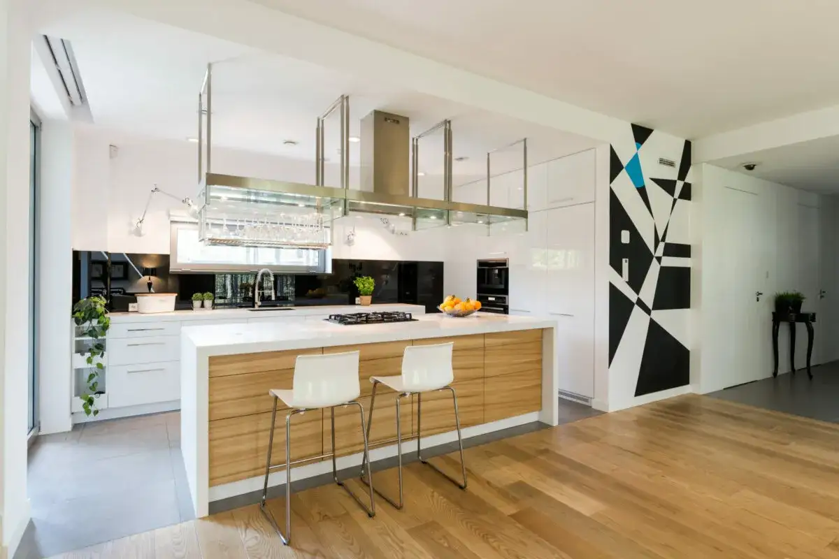 Podłoga w kuchni z salonem: Jaką wybrać? Porady Witolda.