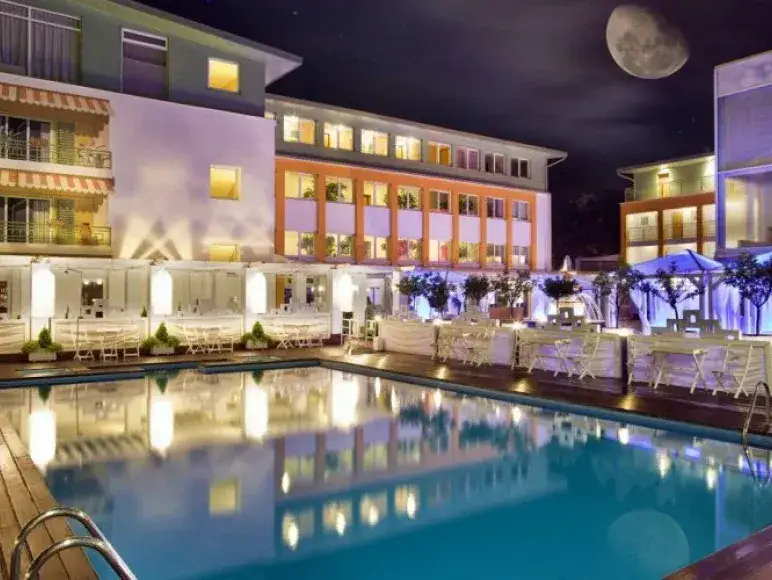 Hotel Bryza Jurata: Ile lat ma? Odkryj historię ikony luksusu