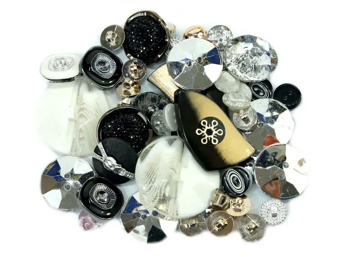 Mnóstwo guzików: czarnych, białych, błyszczących, z cyrkoniami, w kształcie łezki i okrągłych. Idealne, co kupujemy w pasmanterii Familiada.