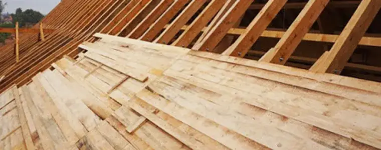 Jakie gwoździe do deskowania wybrać, by uniknąć problemów z dachem?