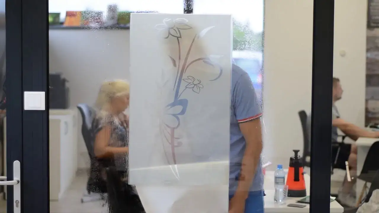 Jak przykleić naklejkę na okno bez pęcherzyków i frustracji?