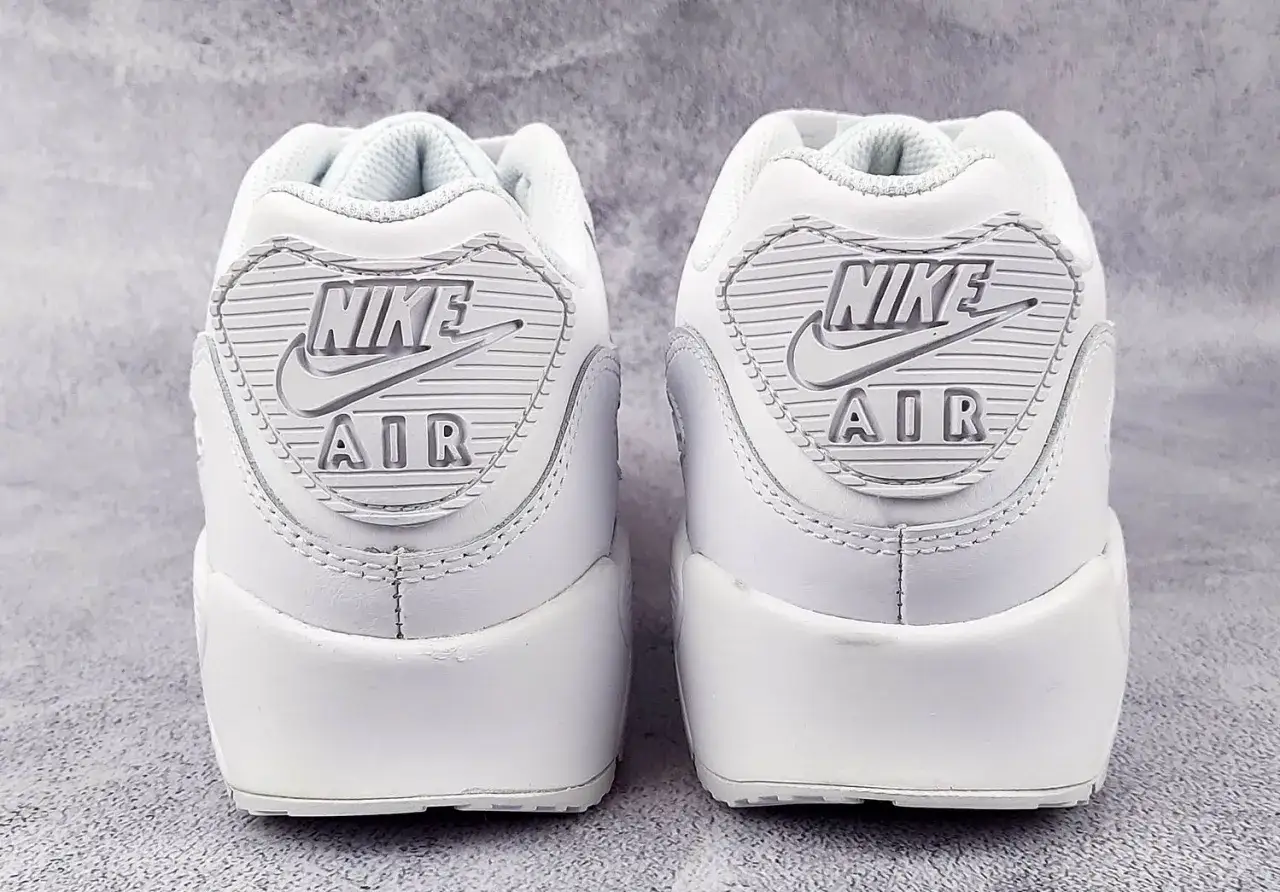 Dwa białe buty Nike Air Max 90 z widocznym logo. Sprawdź detale, by wiedzieć, jak sprawdzić czy Air Force są oryginalne.