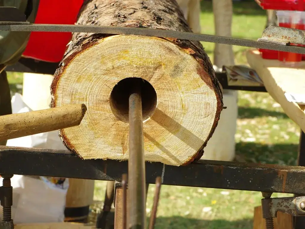 Czy wiertłem do metalu można wiercić w drewnie? Oto ryzyka i skutki