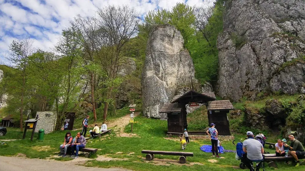 Gdzie jest parking przy Jaskini Łokietka? Oto 5 trików dla turysty