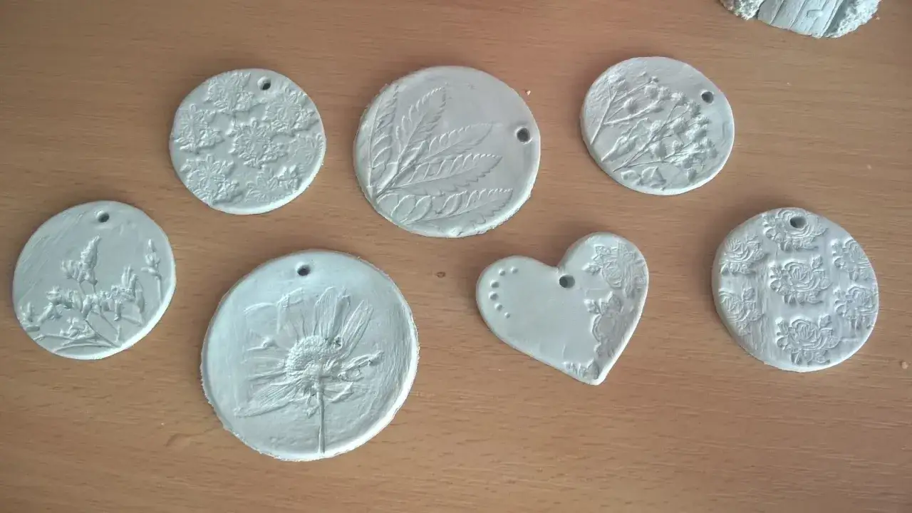 Ozdoby z gliny samoutwardzalnej z motywami roślinnymi. Czekają na wyschnięcie, by stać się pięknymi zawieszkami.