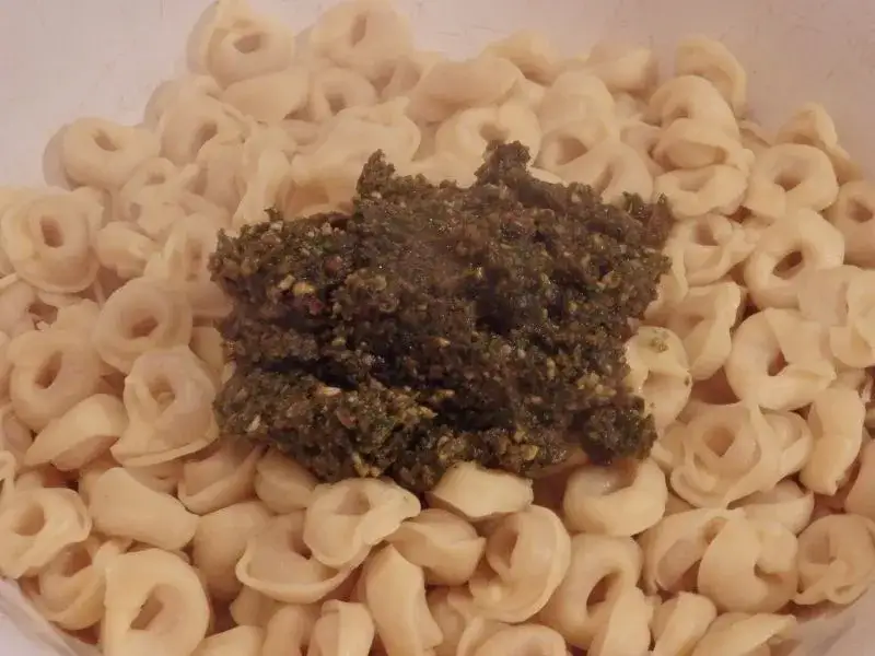 Jak podawać tortellini z pesto, aby zachwycić gości i smakować idealnie